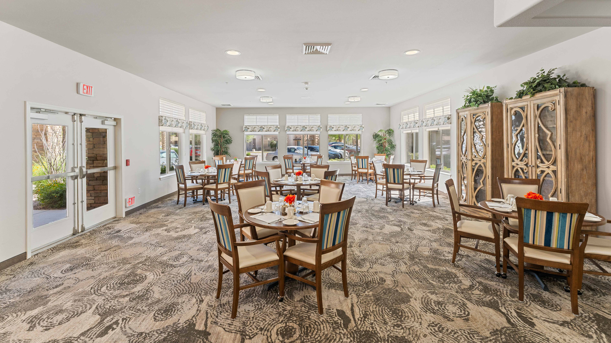 The dining room at The Palms at La Quinta set for mealtime